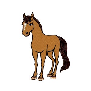 Puede incluir: Un caballo marrón con una raya blanca en la cara, de pie sobre un fondo blanco. El caballo tiene una crin y una cola marrones.