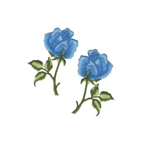 Könnte beinhalten: Zwei gestickte blaue Rosen-Patches mit grünen Stielen und Blättern.