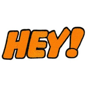 Könnte beinhalten: Orangefarbener gestickter Aufnäher mit dem Wort "HEY!" in einer fetten, Comic-Schrift.