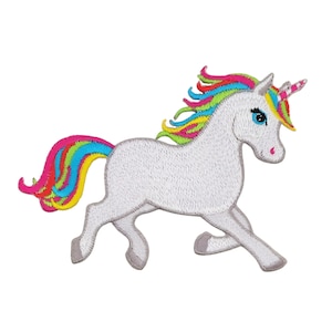 Könnte beinhalten: Ein weißes Einhorn mit einer Regenbogenmähne und einem Regenbogen-Schwanz. Das Einhorn rennt und hat ein rosafarbenes Horn mit weißen Streifen.