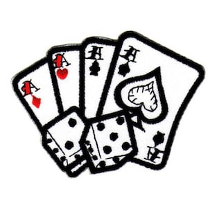 Puede incluir: Un parche bordado en blanco y negro que presenta cuatro cartas de juego, incluyendo el As de Corazones, el As de Picas y dos Jotas de Picas, junto con dos dados.