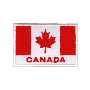 Op de afbeelding: Een witte geborduurde patch met een rode Canadese vlag en het woord "CANADA" eronder.