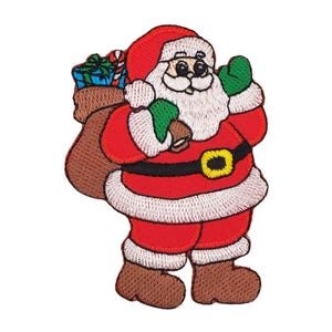 Puede incluir: Parche bordado de Papá Noel con un traje rojo con cinturón negro y hebilla amarilla. Tiene barba blanca, guantes verdes y un saco marrón lleno de regalos. El parche está delineado en blanco.
