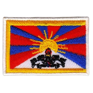 Könnte beinhalten: Ein gestickter Aufnäher mit der Flagge Tibets. Die Flagge ist rot, blau und weiß mit einer gelben Sonne und einem stilisierten Gebirgszug in der Mitte.