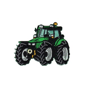Könnte beinhalten: Grüner und schwarzer Traktor mit großen Rädern, gestickter Aufnäher.