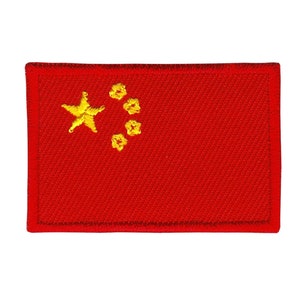 Könnte beinhalten: Ein rechteckiger Aufnäher mit der Flagge Chinas. Die Flagge hat einen roten Hintergrund mit einem großen goldenen Stern in der oberen linken Ecke und vier kleineren goldenen Sternen rechts. Der Aufnäher hat einen roten Rand.