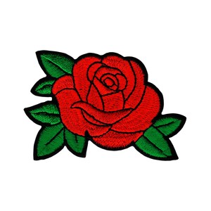 Puede incluir: Una rosa roja bordada con hojas verdes. La rosa es un diseño floral clásico y es perfecta para agregar un toque de elegancia a cualquier proyecto.