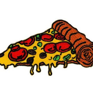 Könnte beinhalten: Ein bunter gestickter Bügelaufkleber mit einer Pizzastückchen mit geschmolzenem Käse, der an der Seite heruntertropft. Das Pizzastückchen ist aufgerollt, als würde es gegessen werden.