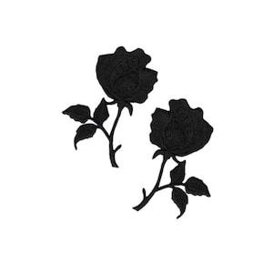 Könnte beinhalten: Zwei schwarze gestickte Rosen-Patches mit Stielen und Blättern.