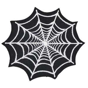 Puede incluir: Parche bordado negro con un diseño de telaraña blanca.