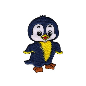 Op de afbeelding: Een geborduurde pinguïn patch in blauw en geel met een wit gezicht en oranje voeten.