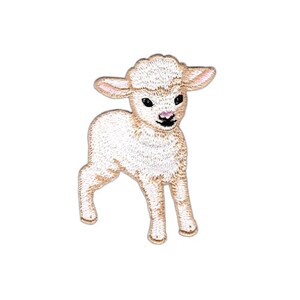 Op de afbeelding: Een wit lam met een roze neus en zwarte ogen. Het lam staat op alle vier poten en heeft een pluche witte vacht.