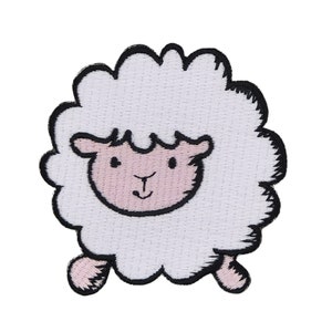 Könnte beinhalten: Ein weißer gestickter Aufnäher mit einem Cartoon-Schaf mit rosafarbenem Gesicht und schwarzen Augen. Das Schaf lächelt und hat einen flauschigen weißen Körper.