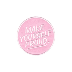 Könnte beinhalten: Runder rosa gestickter Aufnäher mit weißem Text, der "MAKE YOURSELF PROUD." lautet.
