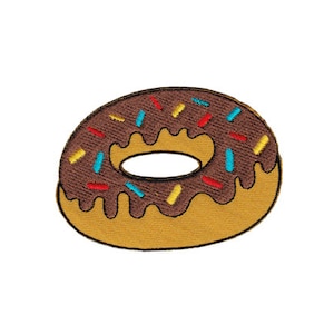 Könnte beinhalten: Ein brauner Schokoladen-Donut mit bunten Streuseln. Der Donut ist auf braunem Stoff gestickt.