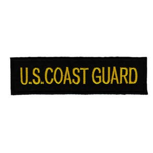 Könnte beinhalten: Schwarzer gestickter Aufnäher mit dem Text "U.S. COAST GUARD" in gelber Farbe.