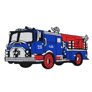 Peut inclure: Un écusson brodé représentant un camion de pompiers bleu et rouge avec le numéro 28 sur le côté.