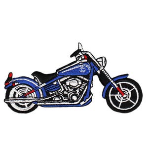 Op de afbeelding: Blauw en wit geborduurd motorfiets patch. De motorfiets is een cruiser-stijl met een groot voorwiel.