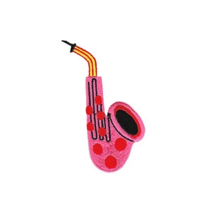 Op de afbeelding: Roze saxofoon met rode stippen en een zwart mondstuk.