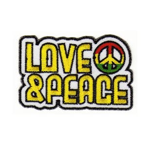 Könnte beinhalten: Gestickter Aufnäher mit den Worten "LOVE & PEACE" in Gelb, schwarz umrandet. Ein Friedenssymbol in Rot, Gelb und Grün befindet sich auf der rechten Seite. Der Aufnäher hat einen weißen Hintergrund und einen schwarzen Rand.