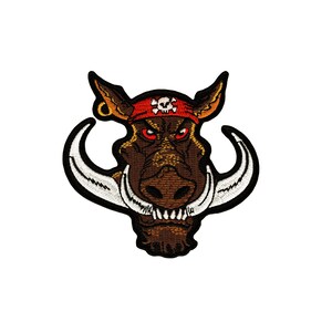 Könnte beinhalten: Gestickter Aufnäher eines braunen Warzenschweins, das ein rotes Bandana mit einem Totenkopf- und Knochenmotiv trägt. Das Warzenschwein hat große weiße Stoßzähne.