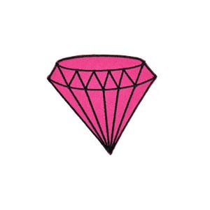 Op de afbeelding: Een roze diamantvormige patch met een zwarte omtrek.