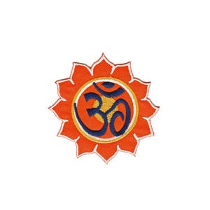 Könnte beinhalten: Ein orangefarbener gestickter Aufnäher mit einem stilisierten Om-Symbol in Blau und Gelb innerhalb einer Blütenform.