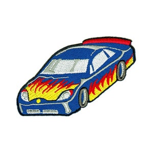 Könnte beinhalten: Blaues Rennwagen mit gelben und roten Flammen an der Seite. Das Auto hat eine weiße Windschutzscheibe und einen roten Spoiler.