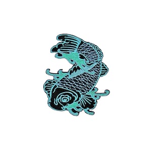Puede incluir: Parche de hierro bordado en negro y turquesa de un pez koi nadando en una ola.