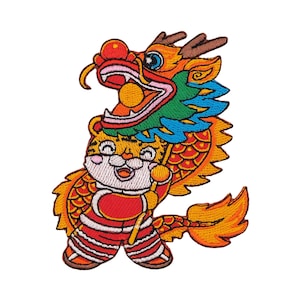 Könnte beinhalten: Ein bunter gestickter Aufnäher mit einem Cartoon-Tiger, der ein rot-weißes Outfit trägt und einen Stock hält. Der Tiger reitet auf einem rot-orange-gelben Drachen mit blauen und grünen Schuppen.