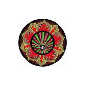 Könnte beinhalten: Gestickter Patch mit einem Mandala-Design in Rot, Grün und Gelb. Die Mitte des Mandalas zeigt ein weißes Om-Symbol.