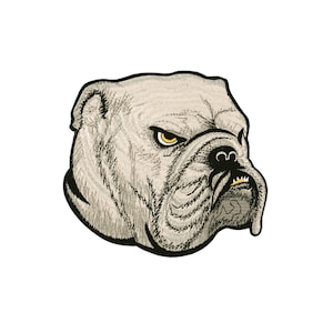 Op de afbeelding: Geborduurde patch met een bulldogkop. De patch is lichtgrijs met zwarte randen en gele ogen. Het gezicht van de bulldog is gedetailleerd met rimpels en een vastberaden uitdrukking. Perfect voor het personaliseren van kleding of accessoires.