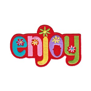 Könnte beinhalten: Roter gestickter Aufnäher mit dem Wort "enjoy" in bunten Buchstaben und Blumen.