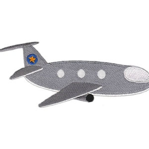 Peut inclure: Un avion gris avec une étoile bleue et orange sur la queue. L'avion a trois fenêtres sur le côté et une fenêtre blanche à l'avant.