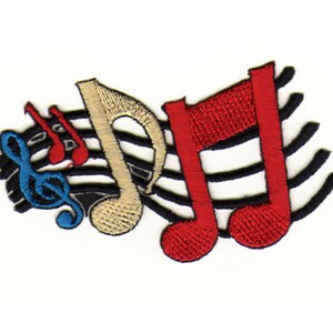 Könnte beinhalten: Gestickter Bügel-Patch mit einem Musiknoten-Design in Rot, Weiß und Blau. Der Patch enthält einen Violinschlüssel, einen Bassschlüssel und eine Musiknote.