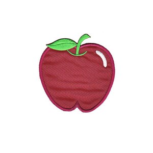 Könnte beinhalten: Ein roter Apfel mit einem grünen Blatt und einem weißen Highlight. Der Apfel ist auf einem Stoffgrund gestickt.