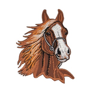 Op de afbeelding: Gestikt patch van een bruin paardenhoofd met een witte ster op zijn voorhoofd. Het paard heeft een bruin lederen halster met een witte band. De manen en staart van het paard wapperen in de wind.