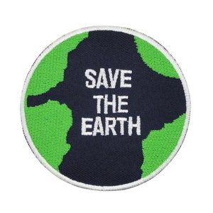 Könnte beinhalten: Ein gestickter Aufnäher mit einem stilisierten Bild der Erde in Grün und Blau mit weißem Rand. Der Text "SAVE THE EARTH" ist in Weiß gestickt.