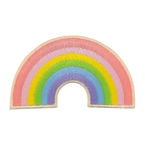 Könnte beinhalten: Ein gestickter Patch in Form eines Bogens mit einem Regenbogenmuster. Der Patch hat sechs Streifen in den Farben Rosa, Gelb, Grün, Hellblau, Lila und Hellblau.
