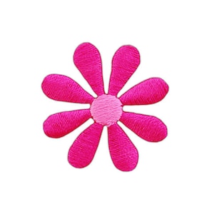 Peut inclure: Une fleur rose à sept pétales et un centre rose. La fleur est brodée et a une surface texturée.