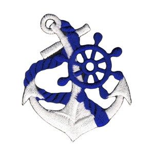 Könnte beinhalten: Ein weißer und blauer gestickter Aufnäher mit einem Anker und einem Schiffsrad. Der Anker ist mit blauem Seil umwickelt und das Rad hat weiße Speichen.