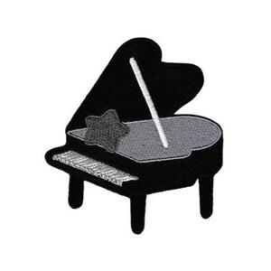 Op de afbeelding: Zwarte en grijze geborduurde patch van een vleugelpiano met een ster bovenop.