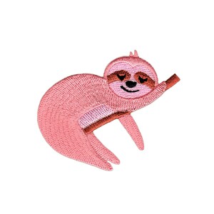Op de afbeelding: Roze geborduurde luiaard patch met een glimlachend gezicht en gesloten ogen. De luiaard hangt ondersteboven met zijn arm uitgestrekt.