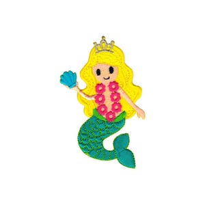 Könnte beinhalten: Ein gestickter Bügelaufkleber mit einer Meerjungfrau mit Krone, rosa Blumenkette und einer blauen Muschel. Die Meerjungfrau ist gelb und grün.