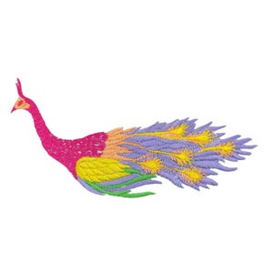 Peut inclure: Écusson de paon brodé aux couleurs vives. L'oiseau présente une tête et un corps roses, passant à des plumes jaunes, vertes, oranges et violettes. Le patch est conçu pour être cousu ou repassé sur du tissu.