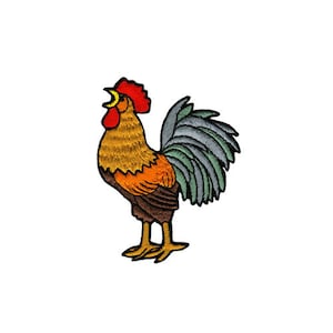 Puede incluir: Un parche bordado colorido de un gallo con cresta y barbillas rojas, plumas marrones y naranjas, y una cola azul y verde.