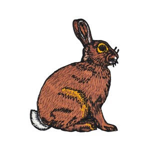 Op de afbeelding: Een bruin geborduurd konijnenpatch met gele accenten. Het konijn zit met zijn oren omhoog en zijn staart erachter.