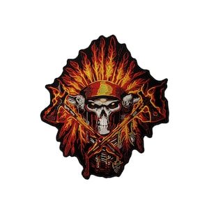 Könnte beinhalten: Ein gestickter Patch mit einem Totenkopf, der ein Kopfschmuck mit Federn und gekreuzten Tomahawks trägt, in Schwarz und Rot.