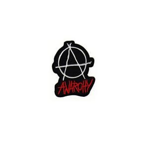 Könnte beinhalten: Schwarz-weißes Anarchiesymbol mit dem Wort "Anarchie" in roten Buchstaben.