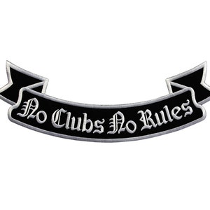 Puede incluir: Parche bordado en blanco y negro con una pancarta que dice "No Clubs No Rules".